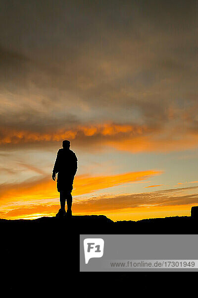 Silhouette eines Mannes mit Mütze im Sonnenuntergang