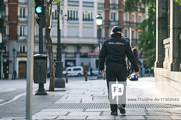 Polizistin  Mitglied der spanischen Sicherheitskräfte  und Leichen auf einer Straße in der Stadt