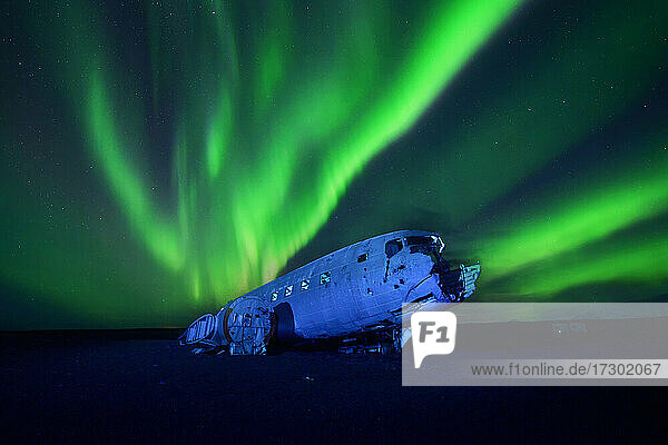 Nordlicht  Aurora borealis bei Nacht in Island.