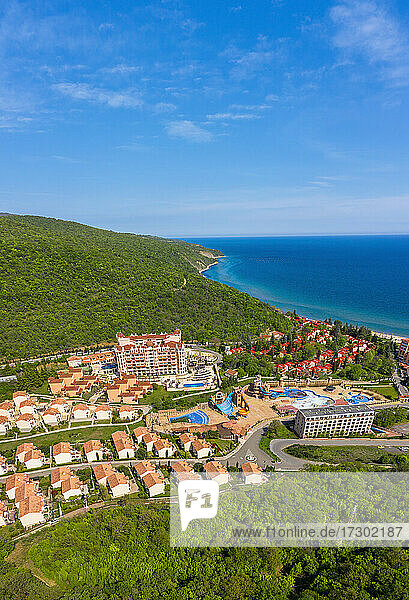 Luftaufnahme eines Seebads an der bulgarischen Schwarzmeerküste