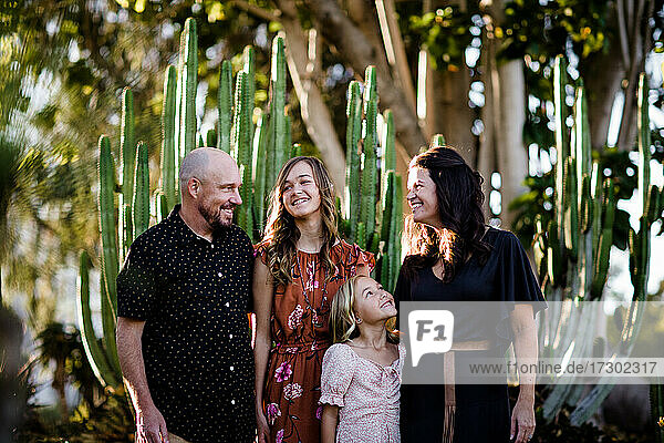 Familie von For Standing in Desert Garden in San Diego