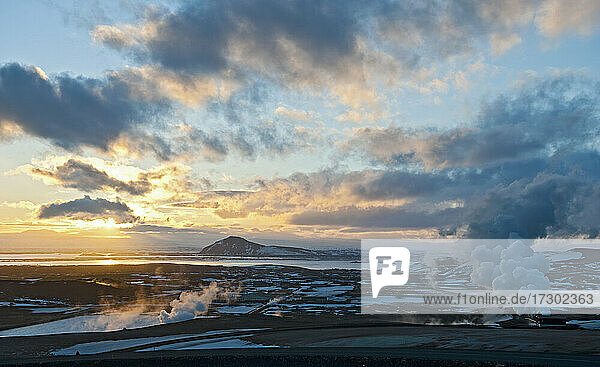 Sonnenuntergang über dem berühmten See Myvatn im Winter