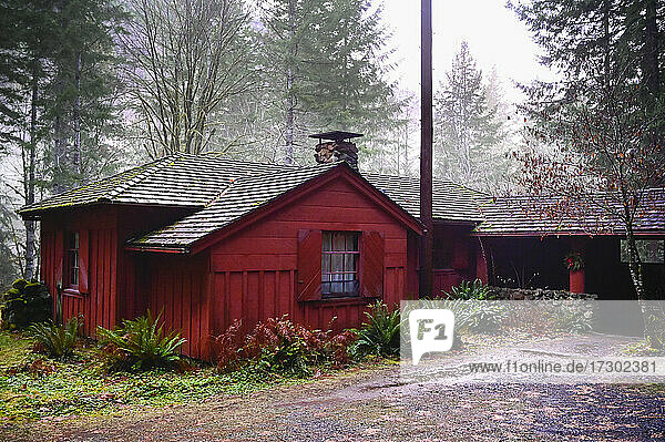 Rustikale rote Hütte im National Forest