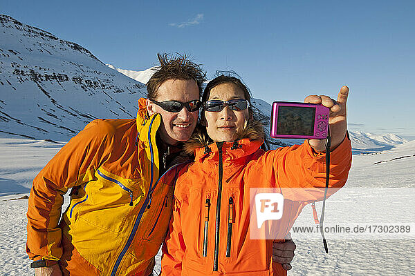 Paar macht Selfie mit Kompaktkamera in Island