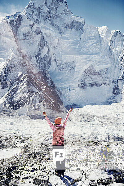 Trekkerin genießt den Blick auf den Gipfel des Mount Everest