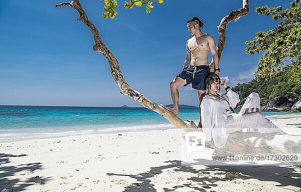 schönes Paar posiert für die Kamera am Strand der Similan Inseln