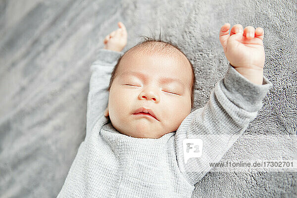Cute adorable schlafen Stretching neugeborenes Baby Junge. Gesunde Kindheit