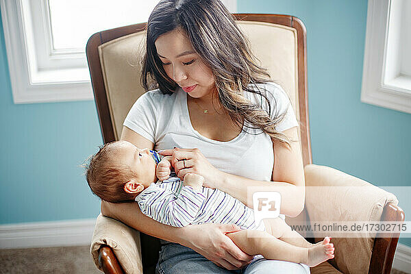Mütter Tag Urlaub. Glückliche asiatische Mutter hält neugeborenes Baby Sohn.