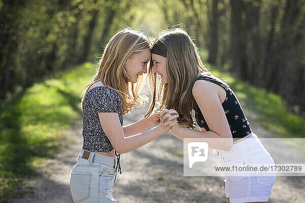 Zwei hübsche Teenager-Mädchen  beste Freundinnen  die gemeinsam Spaß im Freien haben.