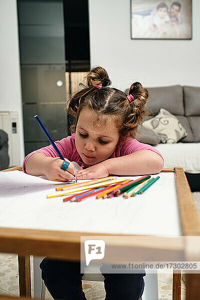 Schule  Ausbildung  Mädchen  Bleistift  Zeichnung  Schreibtisch  sitzend  Student  lernen