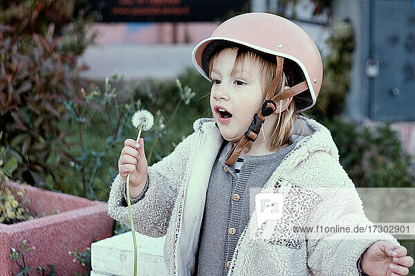 Kleines Mädchen 4 Jahre alt in einem Helm im Skatepark