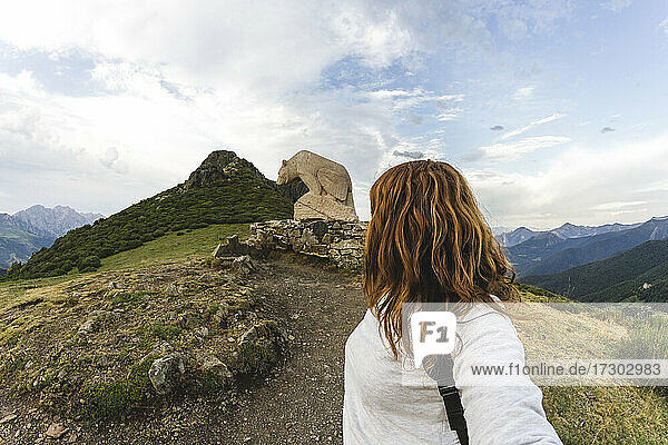Frau genießt die Aussicht auf die Picos de Europa