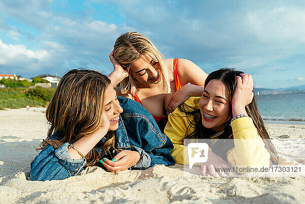 Porträt von drei Freundinnen  die sich am Strand vergnügen