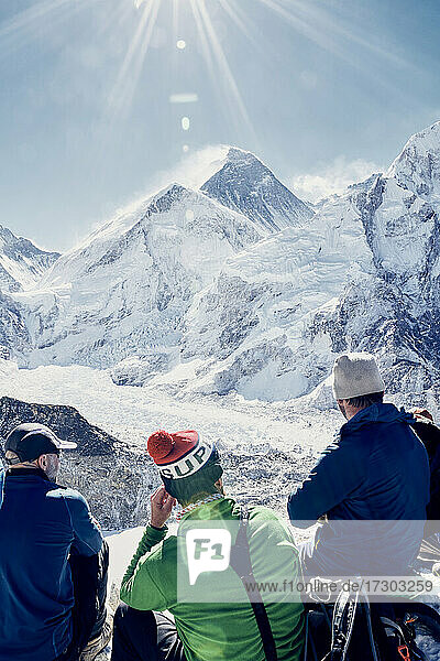 Wanderer genießen den Blick auf den Gipfel des Mount Everest  Nepal