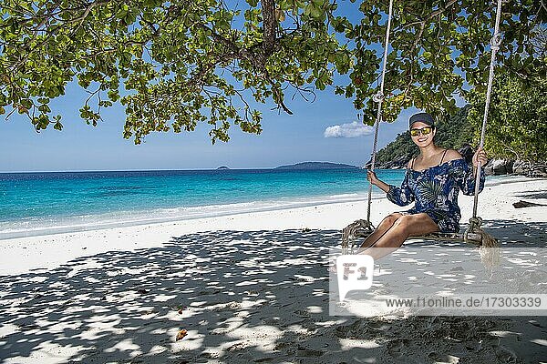 Frau genießt eine Schaukel am Strand der Similan-Inseln