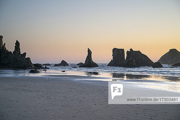 Sonnenuntergang an der Küste von Oregon mit Schornsteinen