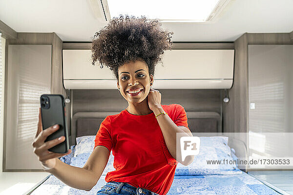 schöne afrikanische Frau  die ein Foto mit ihrem Smartphone macht