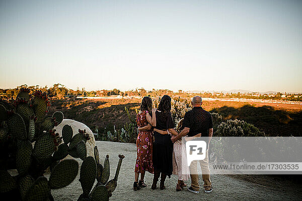 Vierköpfige Familie genießt die Aussicht im Garten in San Diego