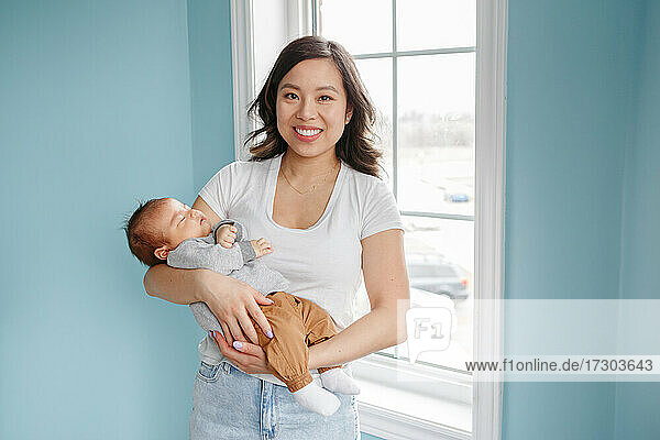 Muttertag Urlaub. Stolze chinesische asiatische Mutter mit neugeborenem Baby Junge.