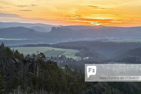 Ausblick vom Papststein bei Sonnenaufgang mit Kleinhennersdorf  Elbtal und Schrammsteinen  Sächsische Schweiz  Sachsen  Deutschland  Europa