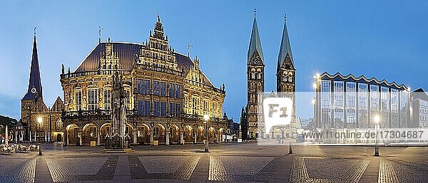 Panorama  Markt mit Unser Lieben Frauen Kirche  Rathaus mit Roland  St. Petri Dom und Parlamentsgebäude am Abend  Bremen  Deutschland  Europa