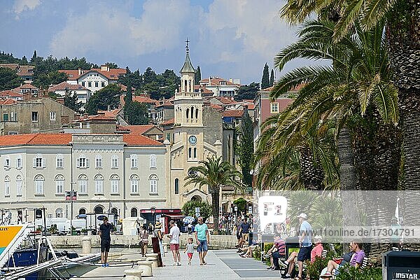 Uferpromenade Riva mit Kirche und Kloster des Heiligen Franziscus  Split  Dalmatien  Kroatien  Europa