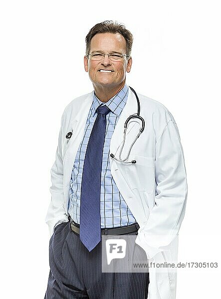 Handsome lächelnden männlichen Arzt im Laborkittel mit Stethoskop vor weißem Hintergrund