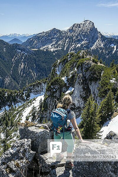 Wanderin auf dem Gipfel des Breitenstein  hinten Wendelstein  Fischbachau  Bayern  Deutschland  Europa