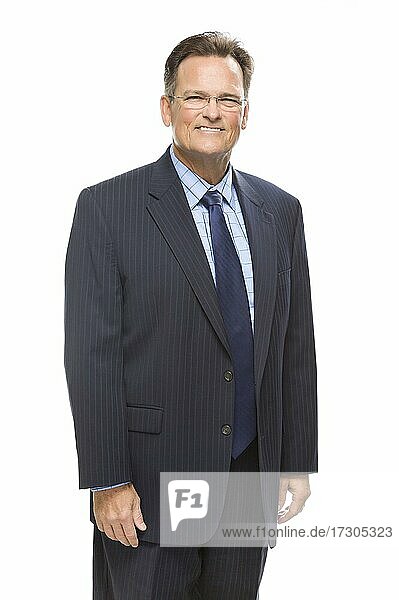 Gutaussehender Geschäftsmann lächelnd in Anzug und Krawatte vor einem weißen Hintergrund