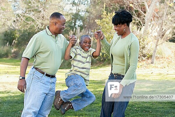 Playful afroamerikanischen Mann  Frau und Kind Spaß im Park haben