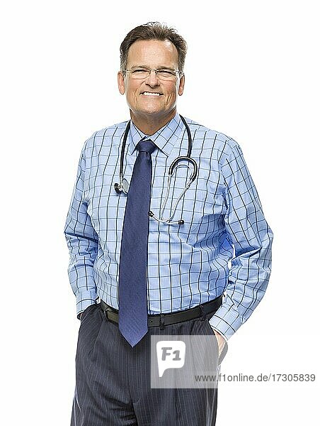 Handsome lächelnden männlichen Arzt mit Stethoskop vor weißem Hintergrund