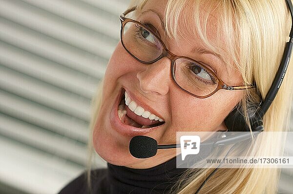 Attraktive Geschäftsfrau spricht über ihr Telefon-Headset