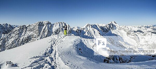 Alpspitz Gipfel  Skitourengeher auf Skitour zur Alpspitze  Bernadeinkopf  Blick über das Wettersteingebirge mit Schnee im Winter  Garmisch-Partenkirchen  Bayern  Deutschland  Europa