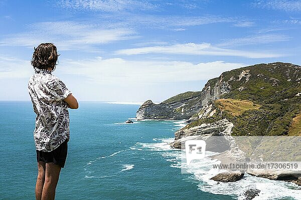 Kerl an einer Klippe  Cape Farewell  Golden Bay  Südinsel  Neuseeland  Ozeanien