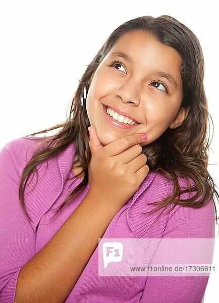 Hübsches hispanisches Mädchen denkt vor einem weißen Hintergrund