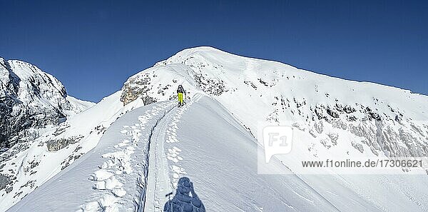 Alpspitz Ostgrad  Skitourengeher auf Skitour zur Alpspitze  Bernadeinkopf  Blick über das Wettersteingebirge mit Schnee im Winter  Garmisch-Partenkirchen  Bayern  Deutschland  Europa