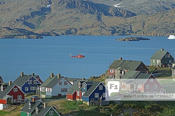 Air Greenland  Helikopter über Holzhäusern  Fjord und Berge  Tasilaq  Grönland  Dänemark  Nordamerika