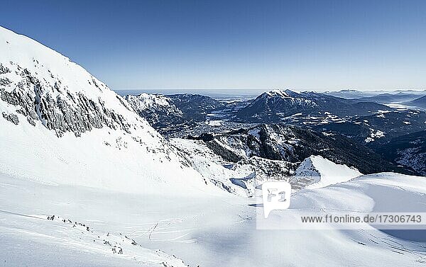 Alpspitz Osthang  Blick über das Wettersteingebirge mit Schnee im Winter  Garmisch-Partenkirchen  Bayern  Deutschland  Europa