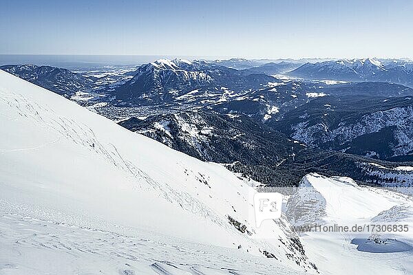 Skifahrer auf Alpspitz Osthang  Blick über das Wettersteingebirge mit Schnee im Winter  Garmisch-Partenkirchen  Bayern  Deutschland  Europa