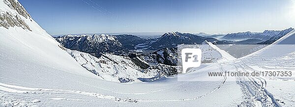 Alpenpanorama von der Skitour zur Alpspitze  Bernadeinkopf  Blick über das Wettersteingebirge mit Schnee im Winter  Garmisch-Partenkirchen  Bayern  Deutschland  Europa