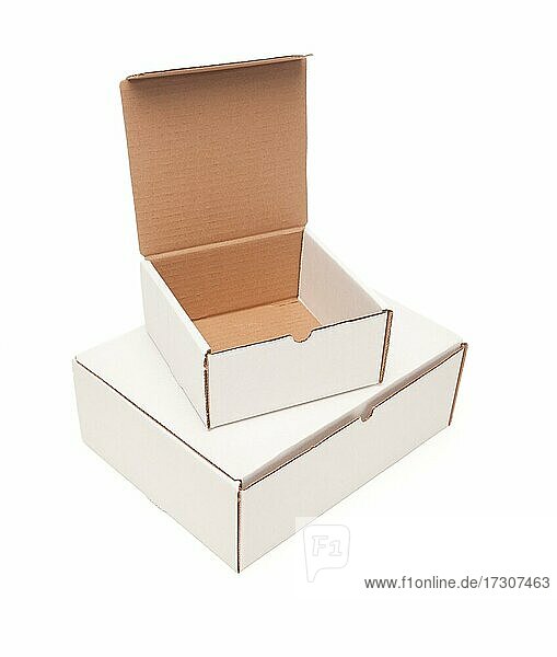Stapel von leeren weißen Kartons  oben geöffnet  vor weißem Hintergrund