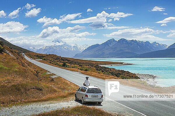 Mann auf einem Autodach  Lake Pukaki  Mount Cook  Region Canterbury  Mackenzie District  Südinsel  Neuseeland  Ozeanien