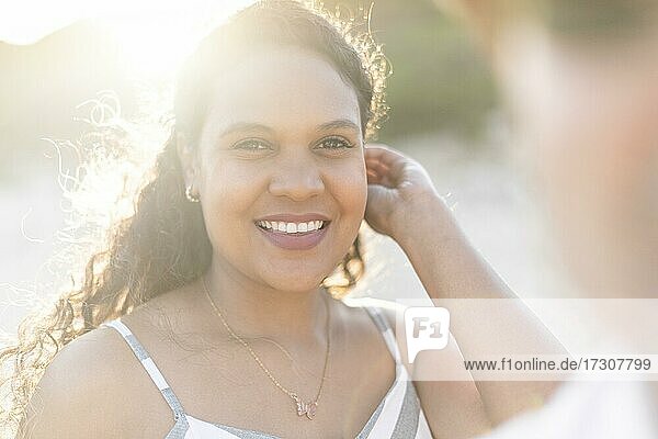 Porträt einer schönen jungen Frau am Strand bei Sonnenuntergang an der Algarve  Portugal  Europa