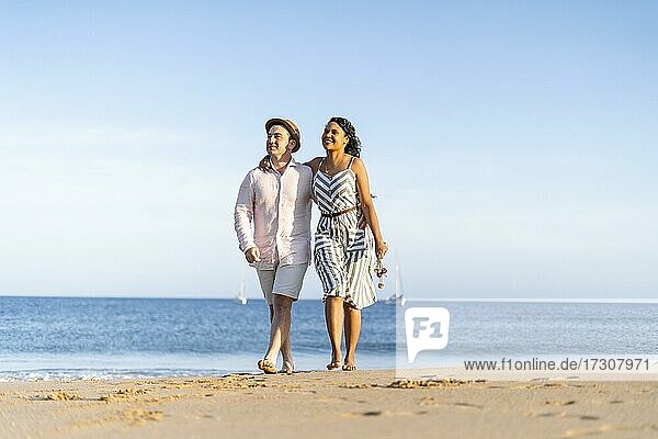 Junges Paar genießt Zeit zusammen am Strand in Algarve  Portugal  Europa