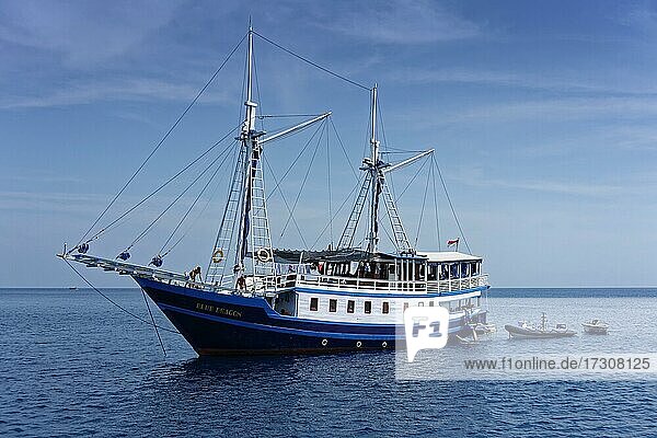 Blue Dragon  Seegelschoner  Seegelschiff  Tauchschiff  Liveaboard  Tauchschiff  Liveaboard  Flores See  Nationalpark Komodo  Kleine Sundainseln  Provinz Ost-Nusa Tenggara  Komodo  Indonesien  Asien