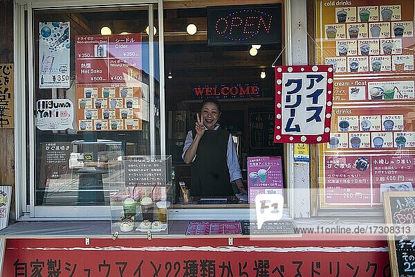 Freundliche Verkäuferin in einem Geschäft in der Sakaimachi-Straße  Otaru  Hokkaido  Japan  Asien