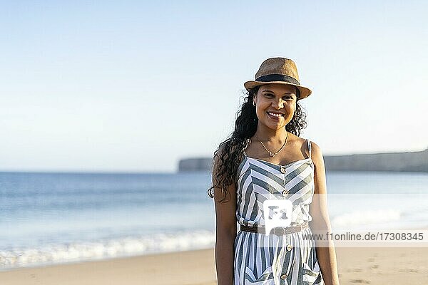 Porträt einer schönen jungen Frau am Strand bei Sonnenuntergang an der Algarve  Portugal  Europa
