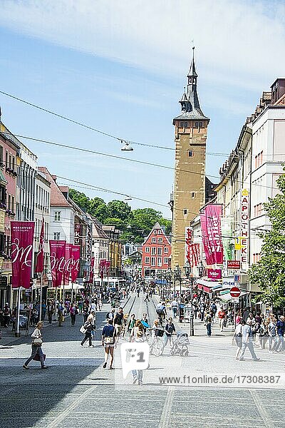 Die Fußgängerzone in Würzburg mit dem historischen Rathaus  Franken  Bayern  Deutschland  Europa