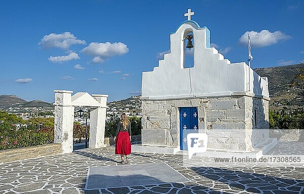 Touristin mit rotem Kleid  Blaue-Weiße Griechisch-Orthodoxe Kirche St. Anne  Parikia  Paros  Kykladen  Ägäis  Griechenland  Europa