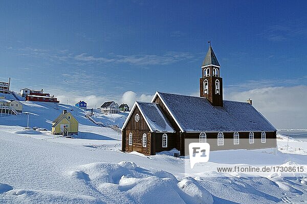 Holzkirche in Winterlandschaft  Häuser und Fjord im Hintergrund  Zionskirche  Ilulissat  Grönland  Dänemark  Nordamerika